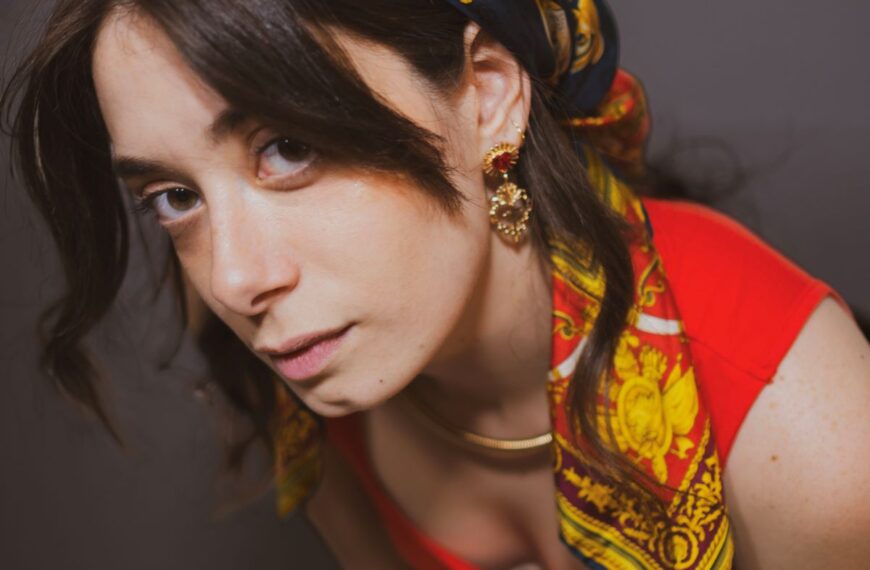 Chiara Accardi – Il nuovo singolo “Corona di Curcuma”